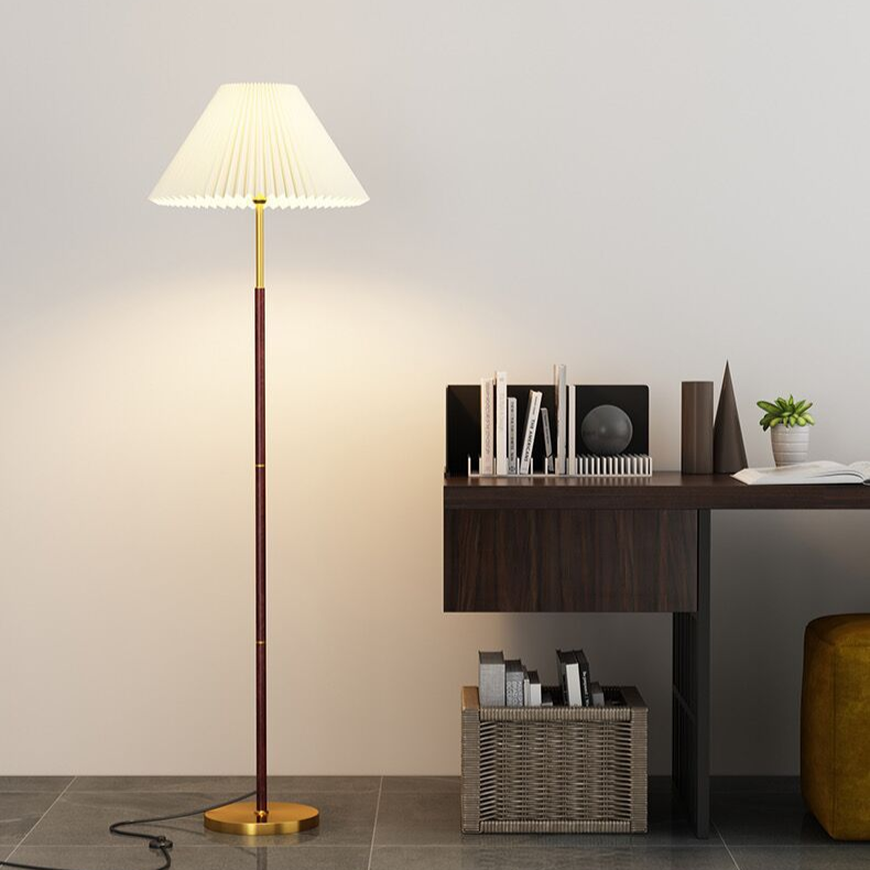 Vilo | Elegant gulvlampe med plissért lampeskjerm — Varmt lys for stuen 
